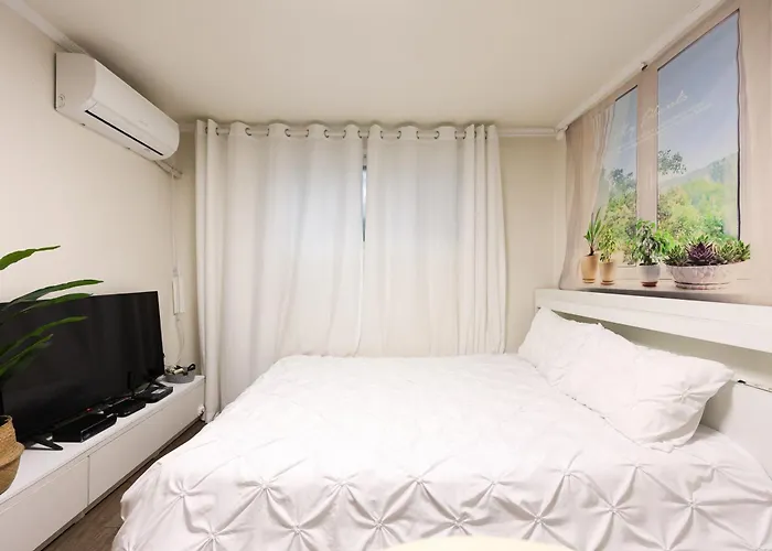 Apartamento Bts Theme 2br Near Sinchon Station '4pax' 1min To Sinchon Street