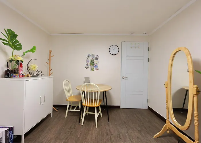 Bts Theme 2br Near Sinchon Station '4pax' 1min To Sinchon Street