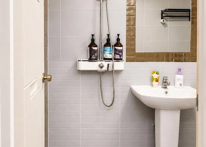Bts Theme 2br Near Sinchon Station '4pax' 1min To Sinchon Street *