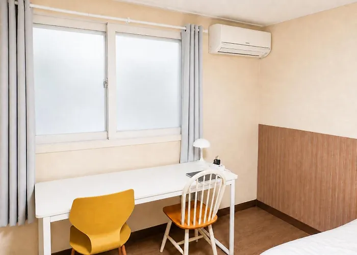 Bts Theme 2br Near Sinchon Station '4pax' 1min To Sinchon Street *