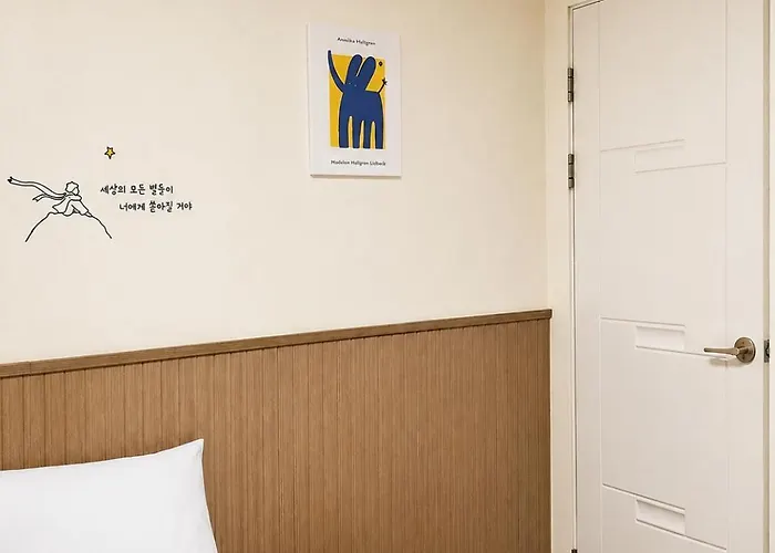 Bts Theme 2br Near Sinchon Station '4pax' 1min To Sinchon Street Seoel