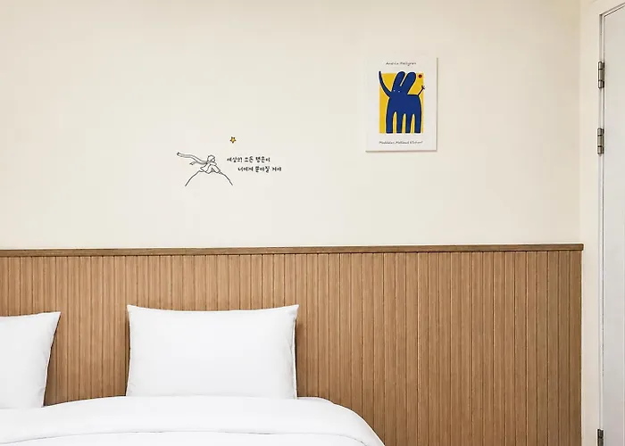 Bts Theme 2br Near Sinchon Station '4pax' 1min To Sinchon Street